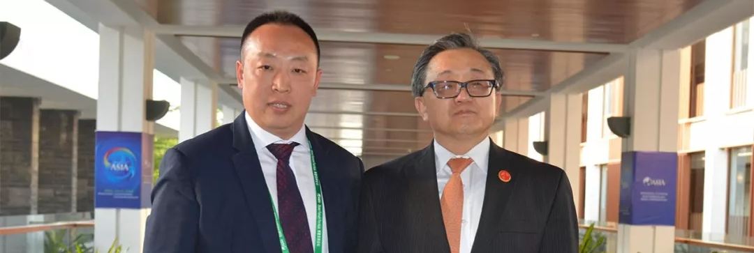 操肥比成人电影联合国副秘书长刘振民和赵章栓会长在博鳌亚洲论坛亲切交"